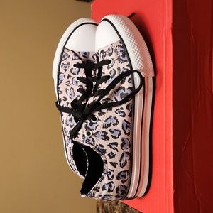 Chuck Taylor All Star Kids size 6